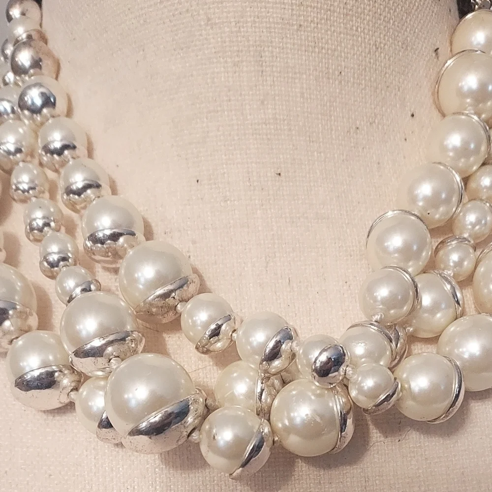 White And Silver Tone Faux Pearl Necklace 9